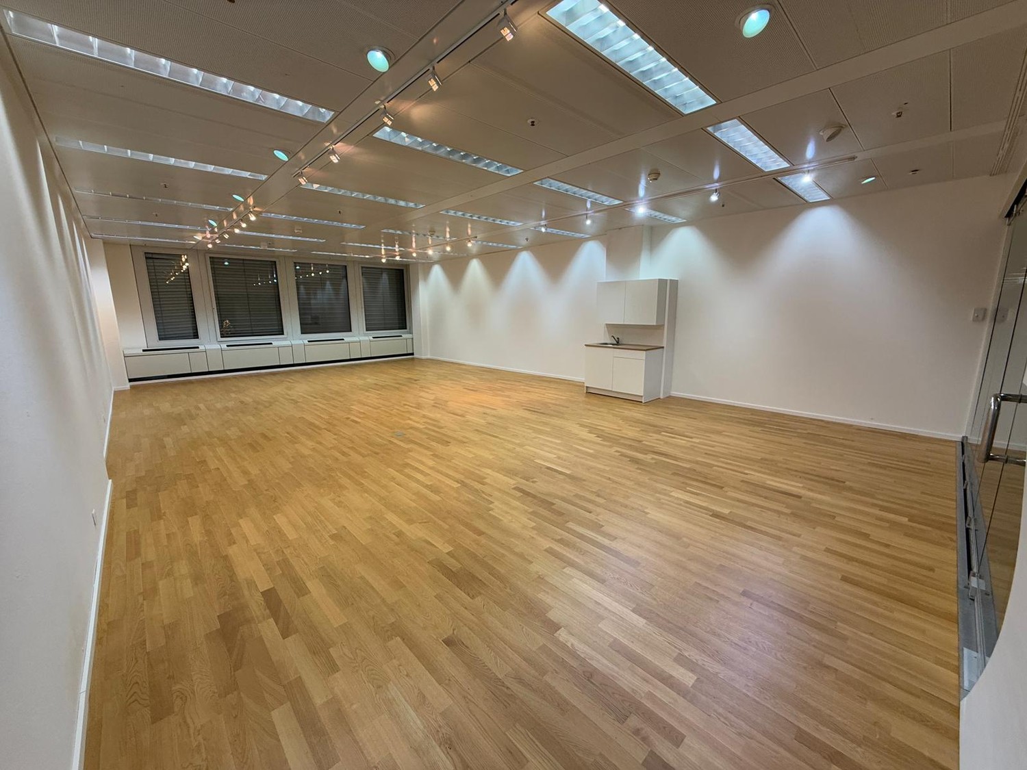95m² office, photo 1 sur 3