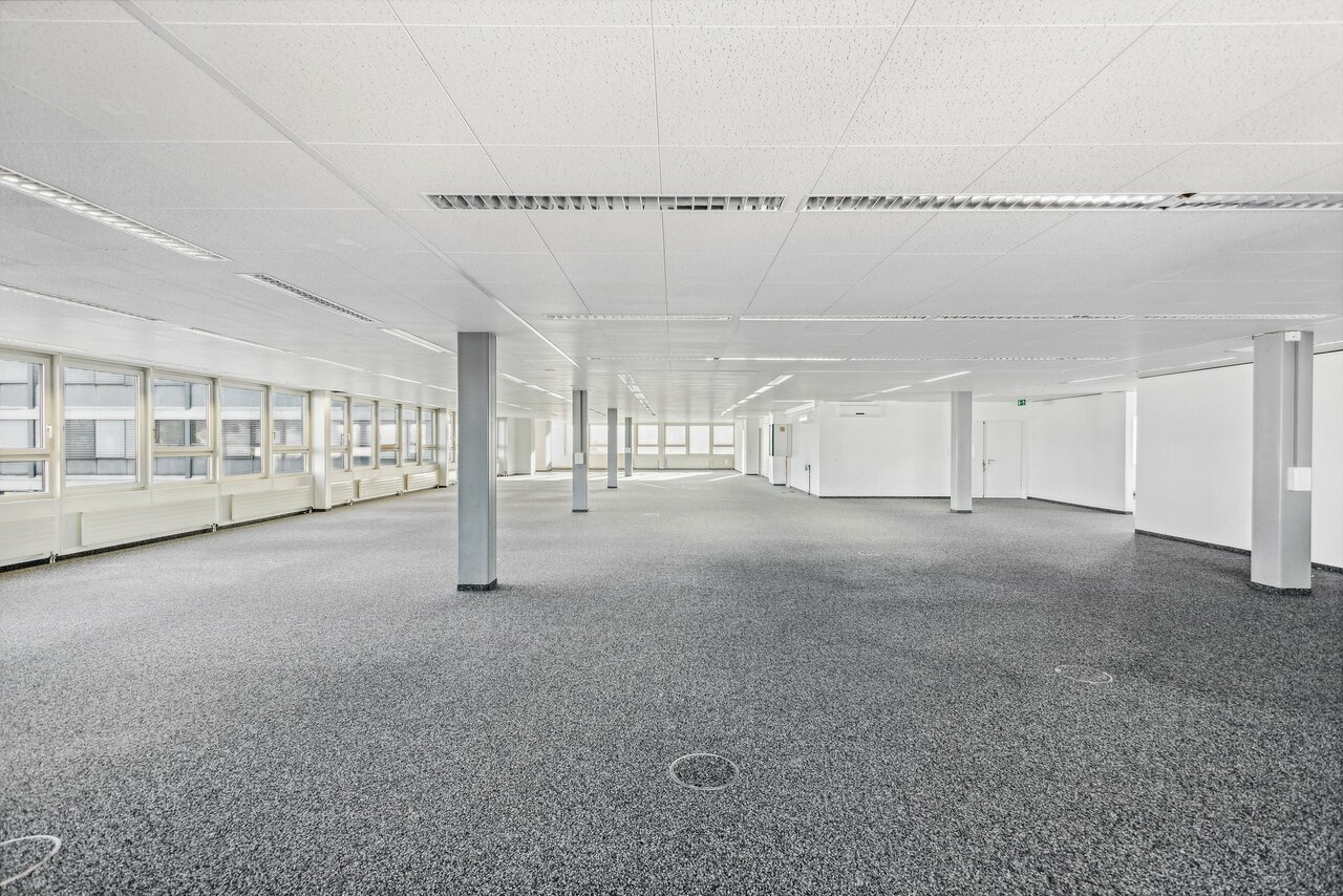 580m² office
