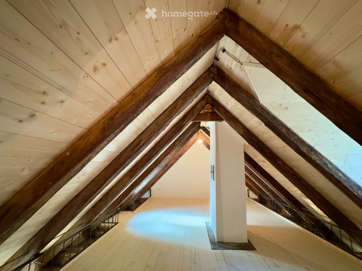 Loft de rêve sous les toits avec galerie et balcon dans la vieille ville de Chur
Première location après rénovation complète

Vivre au cœur de la plus ancienne ville de Suisse : cet appartement loft exclusif sous les toits combine le charme unique de la vieille ville de Chur avec un confort de vie u