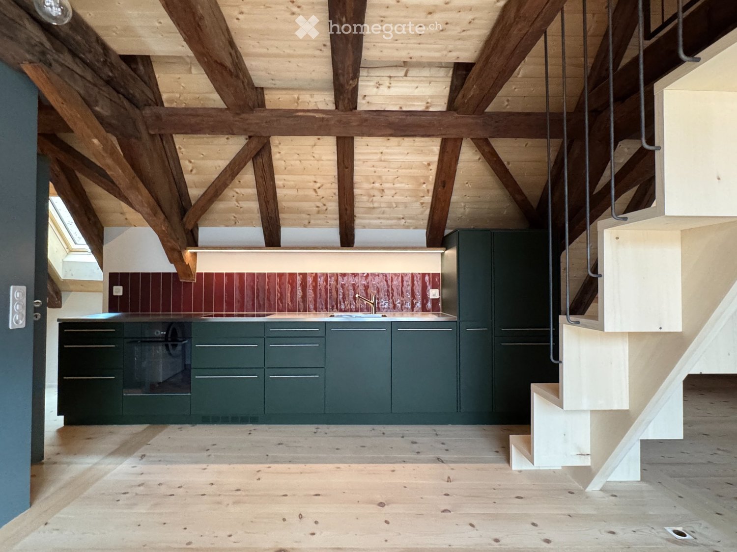 Loft de rêve sous les toits avec galerie et balcon dans la vieille ville de Chur
Première location après rénovation complète

Vivre au cœur de la plus ancienne ville de Suisse : cet appartement loft exclusif sous les toits combine le charme unique de la vieille ville de Chur avec un confort de vie u