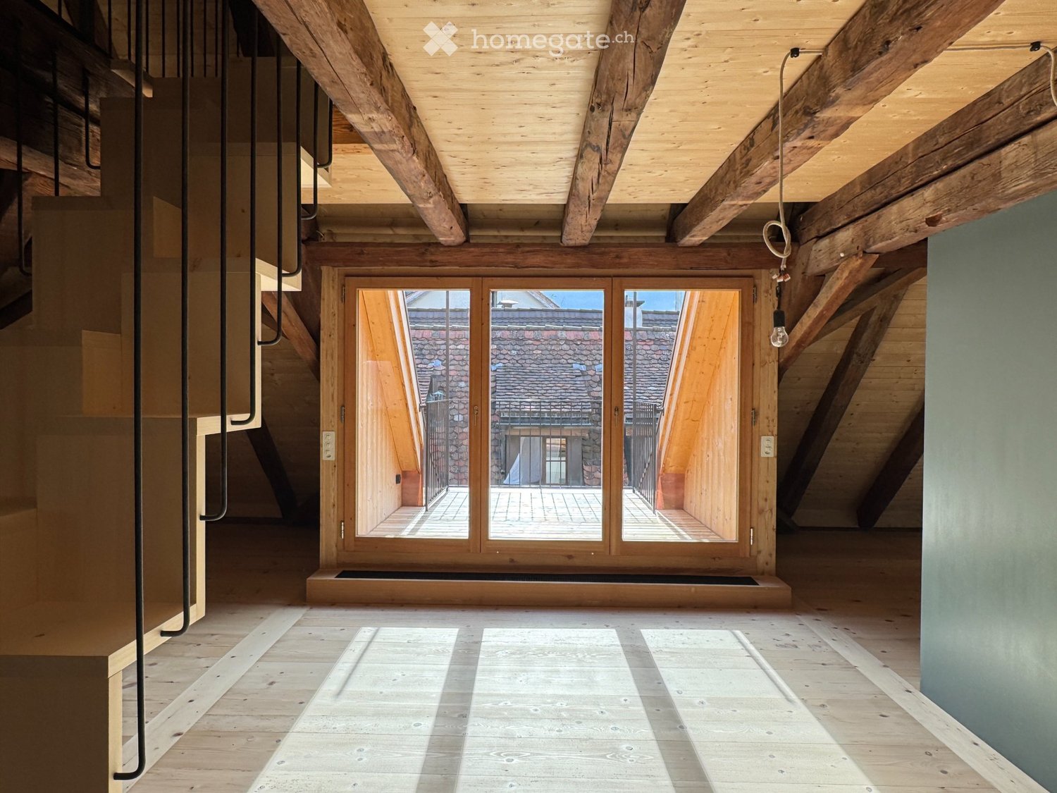 Loft de rêve sous les toits avec galerie et balcon dans la vieille ville de Chur
Première location après rénovation complète

Vivre au cœur de la plus ancienne ville de Suisse : cet appartement loft exclusif sous les toits combine le charme unique de la vieille ville de Chur avec un confort de vie u