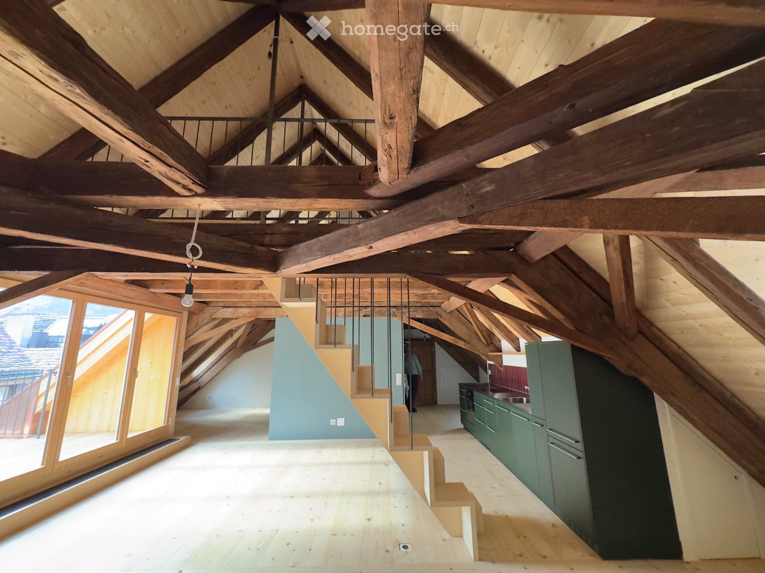 Loft de rêve sous les toits avec galerie et balcon dans la vieille ville de Chur
Première location après rénovation complète

Vivre au cœur de la plus ancienne ville de Suisse : cet appartement loft exclusif sous les toits combine le charme unique de la vieille ville de Chur avec un confort de vie u