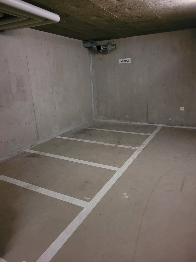 Covered bike parking, photo 2 sur 3