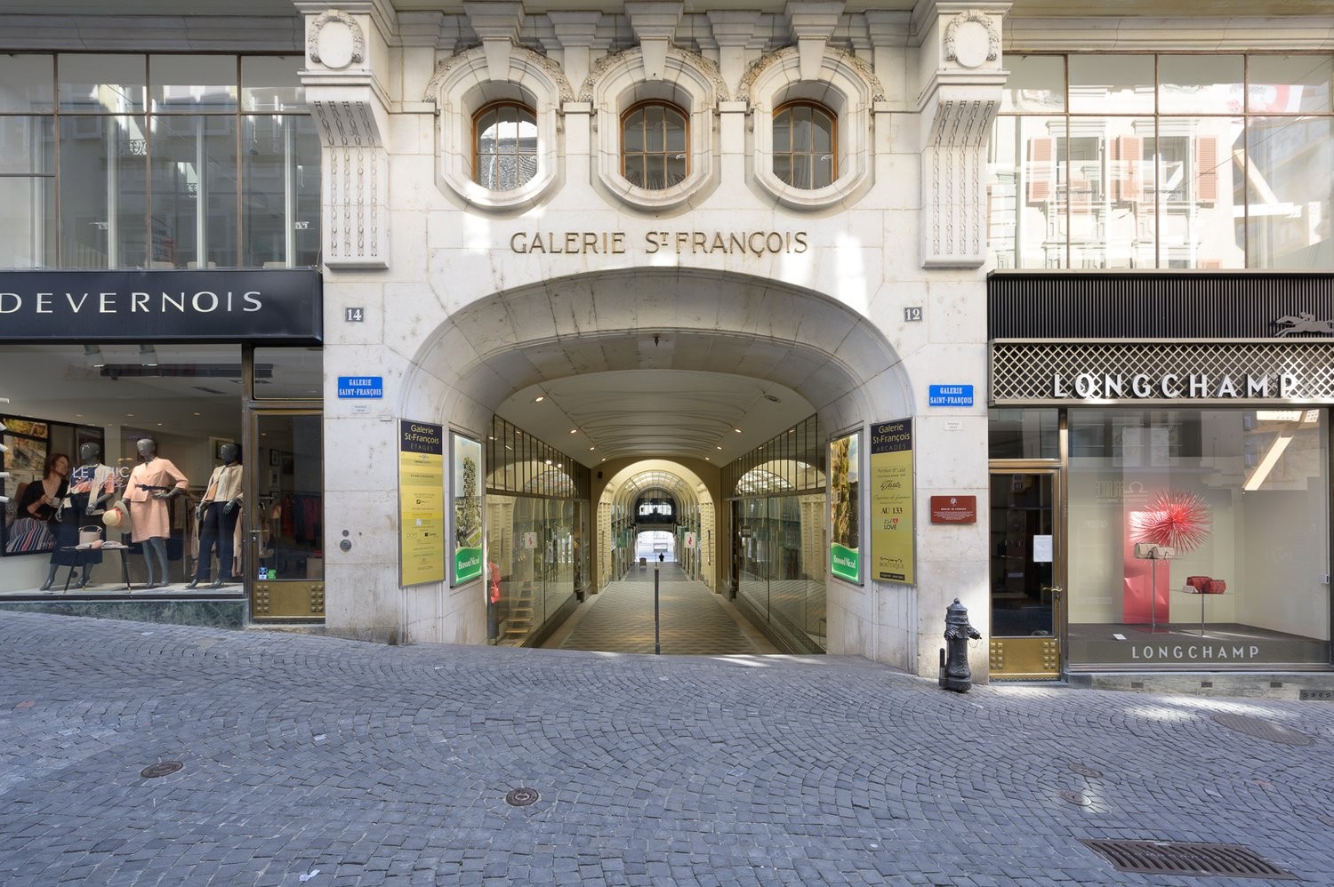 Advertising area, photo 1 sur 2
