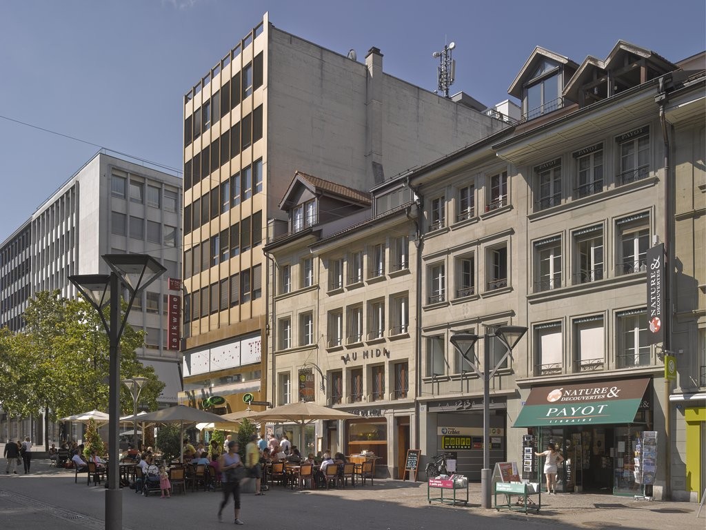 790m² shop