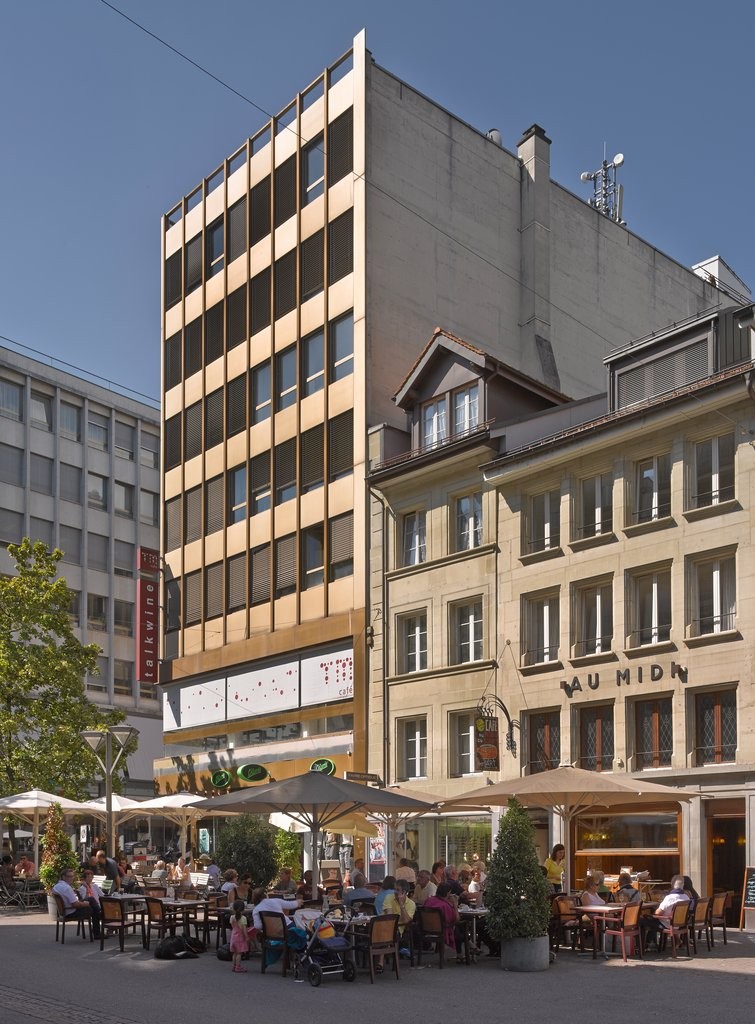 790m² shop
