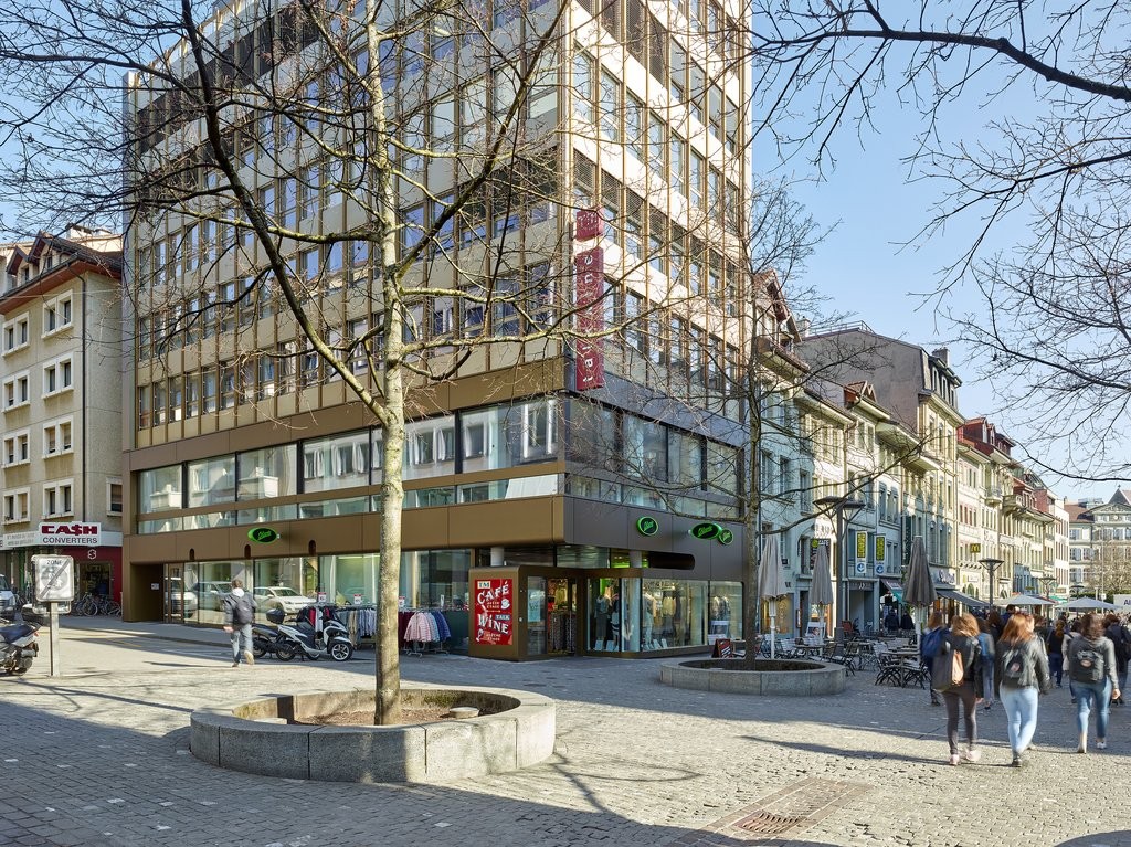 790m² shop