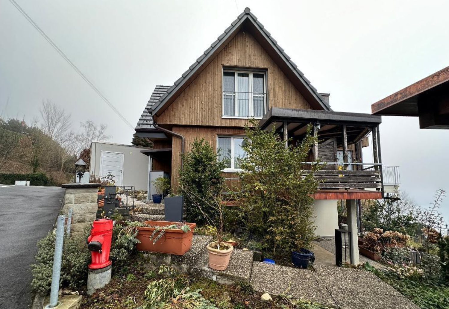 Maison individuelle de 4 pièces

Ce bien n'est certainement pas une beauté sortie d'un bureau d'études – le plan suit sa propre logique, et les puristes de l'architecture ne seront pas comblés ici. Mais quiconque se tient une fois sur la terrasse et contemple l'horizon par-dessus le jardin oubliera , photo 4 sur 5