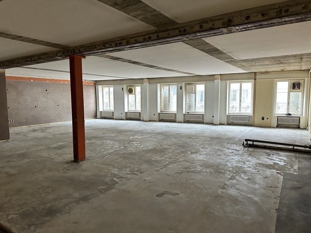 140m² commercial