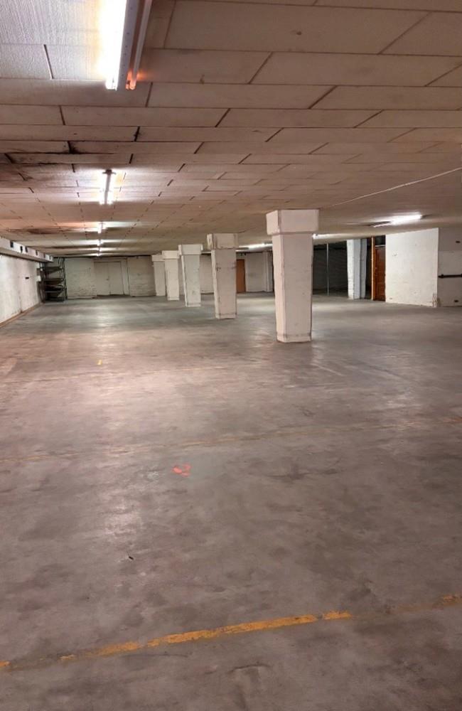 454m² de local de stockage, photo 1 sur 3