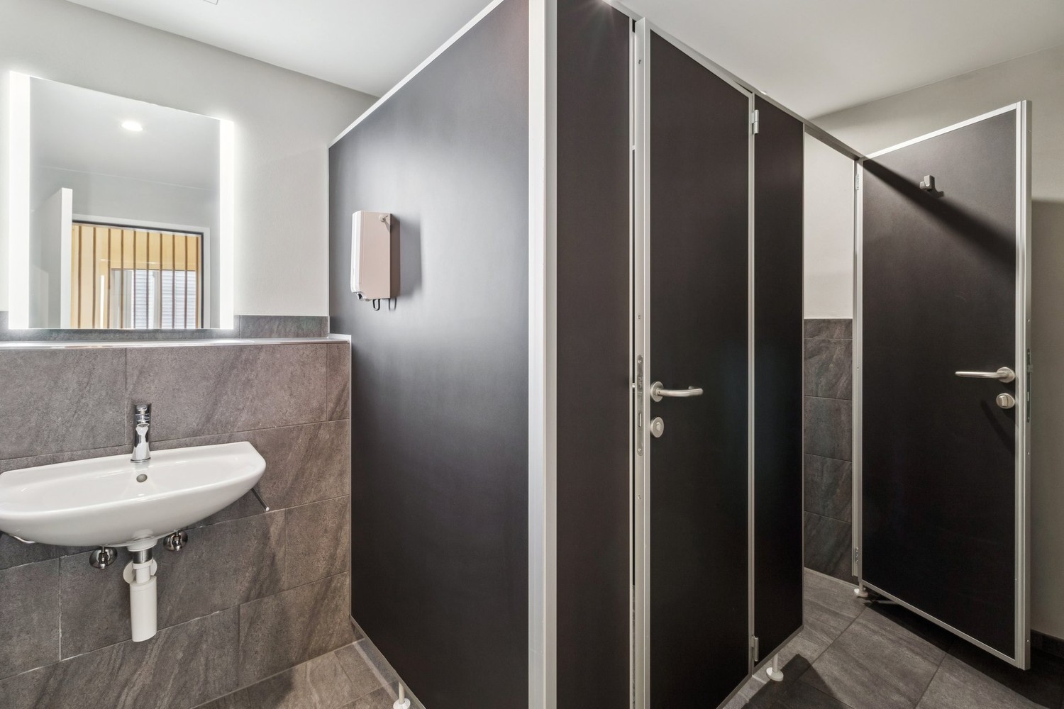 872m² office