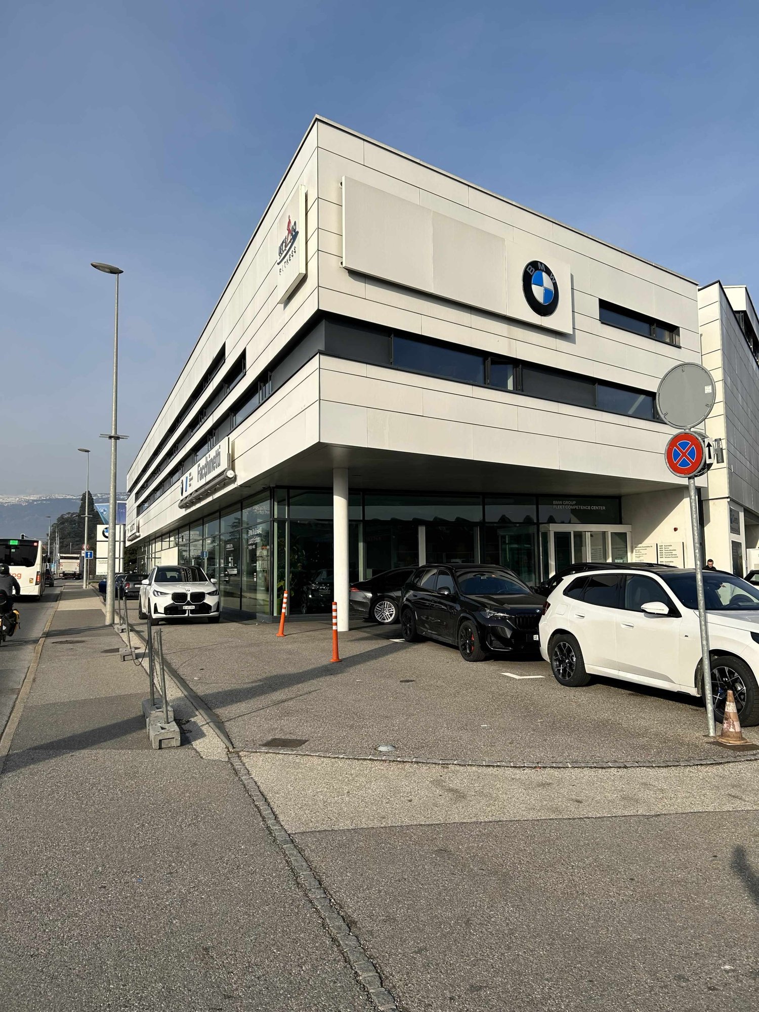 2984m² shop