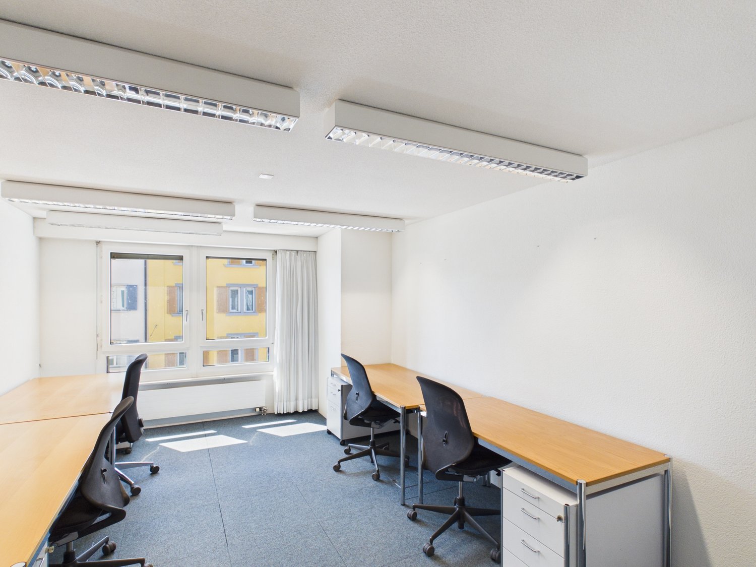 697m² office