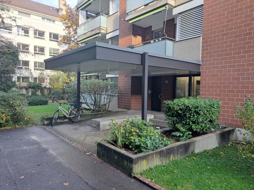 Place de parc souterrain en garage fermé à proximité de Tellplatz.

Le prix est de CHF 140.- par mois.

Nous nous réjouissons de votre demande.
