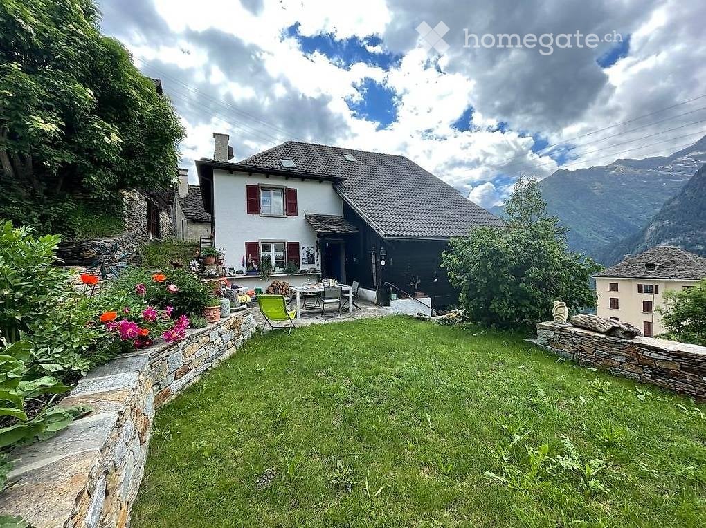 Maison Leventinese à louer, entièrement rénovée. La maison se développe sur trois niveaux, dont le dernier est un magnifique comble avec vue sur les montagnes. La maison possède également un petit jardin privé et un potager.

Le loyer est de 1'600.- par mois, charges accessoires exclues.

Nous resto, photo 1 sur 5