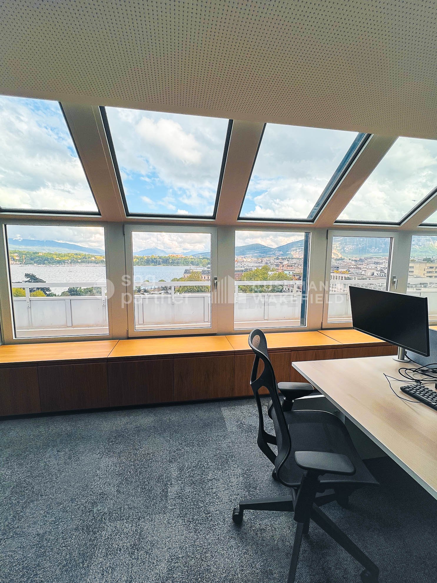 190m² office