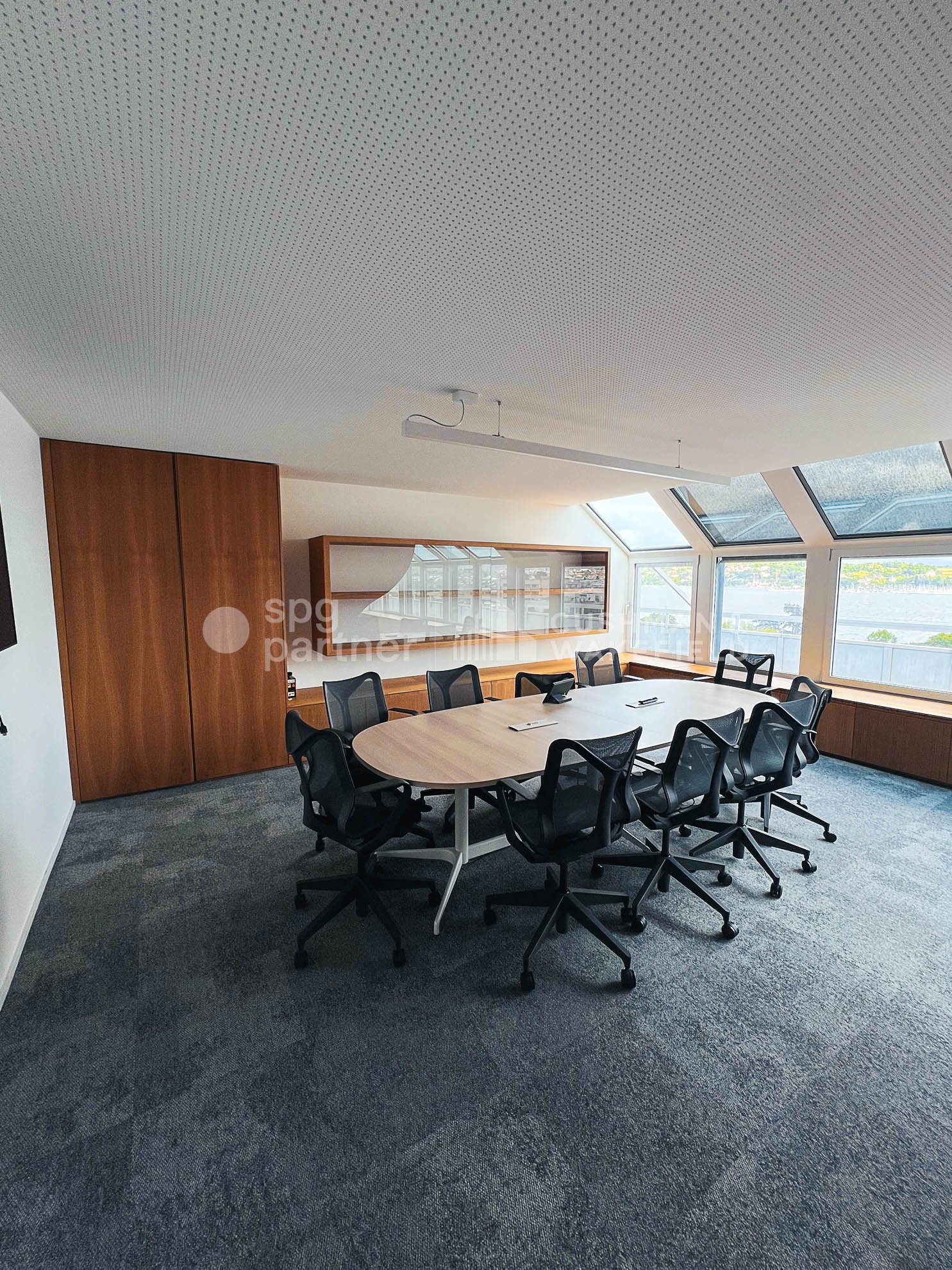 190m² office