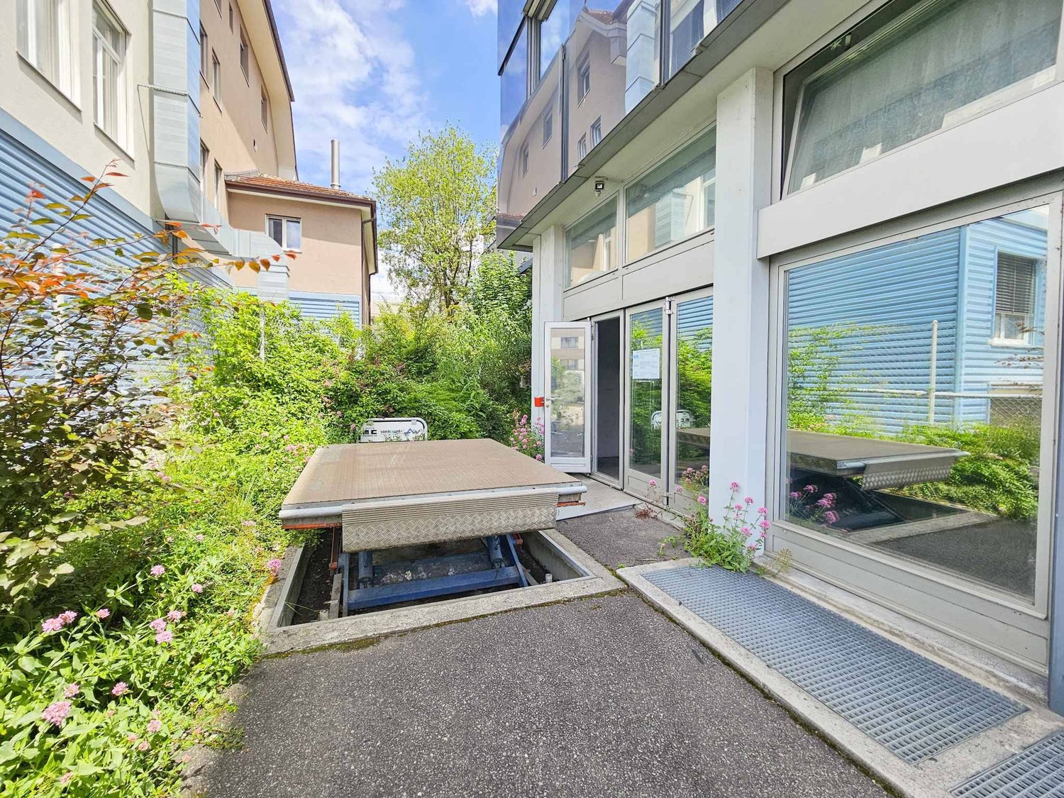 300m² storage room