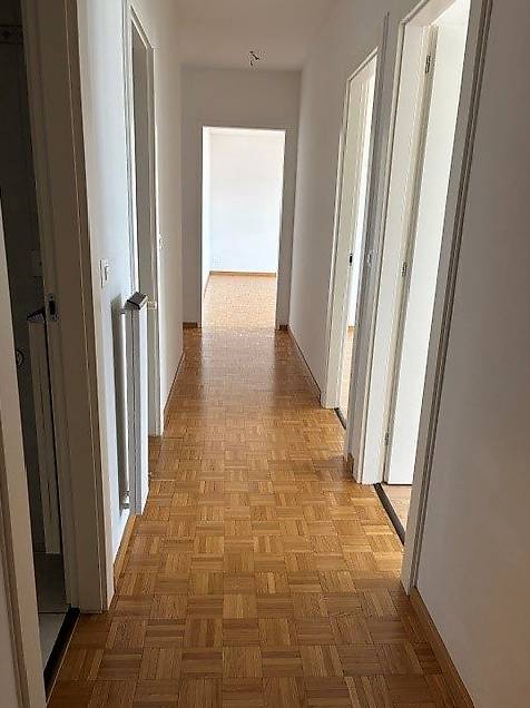 Appartement de 3 ½ pièces

Spacieux 3.5 pièces, au 6ème étage, composé d'un couloir avec armoire murale, cuisine séparée, séjour avec terrasse, 2 chambres à coucher, salle de bain, WC et cave.
Loyer mensuel CHF 895.00 + 200.00 acc. frais mensuels
Places de parc extérieures CHF 50.00, photo 5 sur 9