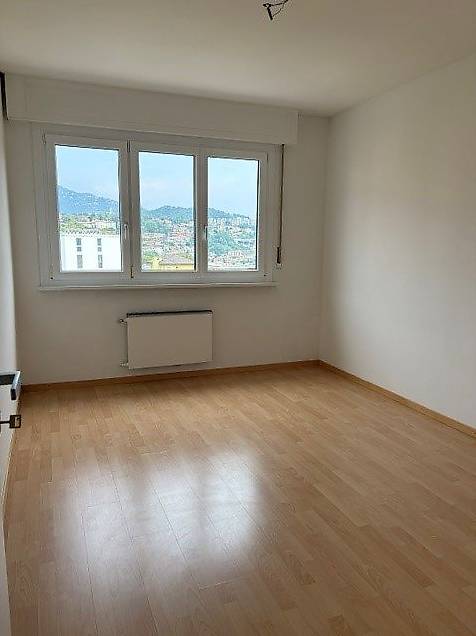 Appartement de 3 ½ pièces

Spacieux 3.5 pièces, au 6ème étage, composé d'un couloir avec armoire murale, cuisine séparée, séjour avec terrasse, 2 chambres à coucher, salle de bain, WC et cave.
Loyer mensuel CHF 895.00 + 200.00 acc. frais mensuels
Places de parc extérieures CHF 50.00, photo 7 sur 9