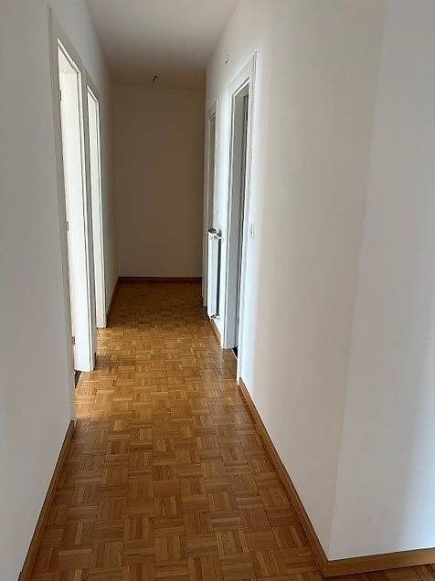 Appartement de 3 ½ pièces

Spacieux 3.5 pièces, au 6ème étage, composé d'un couloir avec armoire murale, cuisine séparée, séjour avec terrasse, 2 chambres à coucher, salle de bain, WC et cave.
Loyer mensuel CHF 895.00 + 200.00 acc. frais mensuels
Places de parc extérieures CHF 50.00, photo 4 sur 9