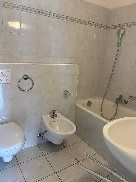 Appartement de 3 ½ pièces

Spacieux 3.5 pièces, au 6ème étage, composé d'un couloir avec armoire murale, cuisine séparée, séjour avec terrasse, 2 chambres à coucher, salle de bain, WC et cave.
Loyer mensuel CHF 895.00 + 200.00 acc. frais mensuels
Places de parc extérieures CHF 50.00, photo 8 sur 9