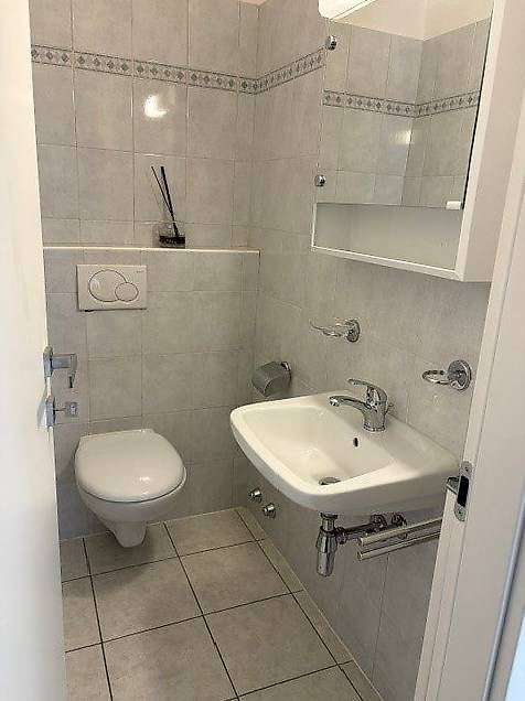 Appartement de 3 ½ pièces

Spacieux 3.5 pièces, au 6ème étage, composé d'un couloir avec armoire murale, cuisine séparée, séjour avec terrasse, 2 chambres à coucher, salle de bain, WC et cave.
Loyer mensuel CHF 895.00 + 200.00 acc. frais mensuels
Places de parc extérieures CHF 50.00, photo 9 sur 9