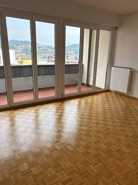 Appartement de 3 ½ pièces

Spacieux 3.5 pièces, au 6ème étage, composé d'un couloir avec armoire murale, cuisine séparée, séjour avec terrasse, 2 chambres à coucher, salle de bain, WC et cave.
Loyer mensuel CHF 895.00 + 200.00 acc. frais mensuels
Places de parc extérieures CHF 50.00, photo 2 sur 9