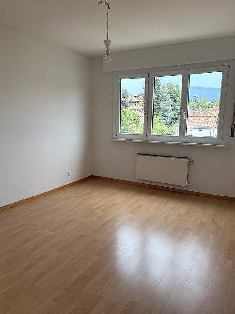 Appartement de 3 ½ pièces

Spacieux 3.5 pièces, au 6ème étage, composé d'un couloir avec armoire murale, cuisine séparée, séjour avec terrasse, 2 chambres à coucher, salle de bain, WC et cave.
Loyer mensuel CHF 895.00 + 200.00 acc. frais mensuels
Places de parc extérieures CHF 50.00, photo 6 sur 9