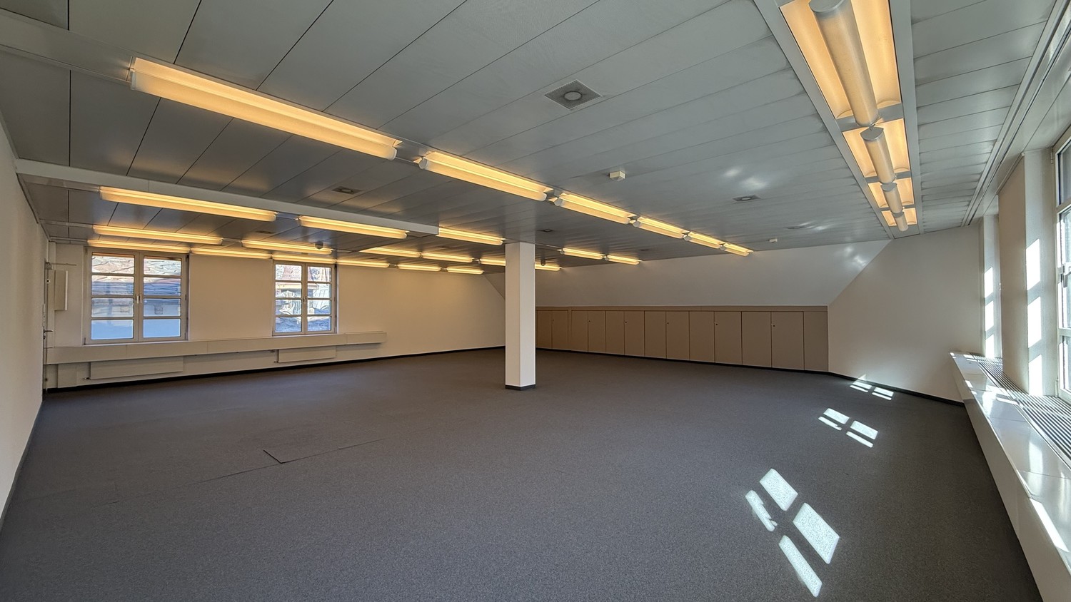 117m² bureau, photo 1 sur 5