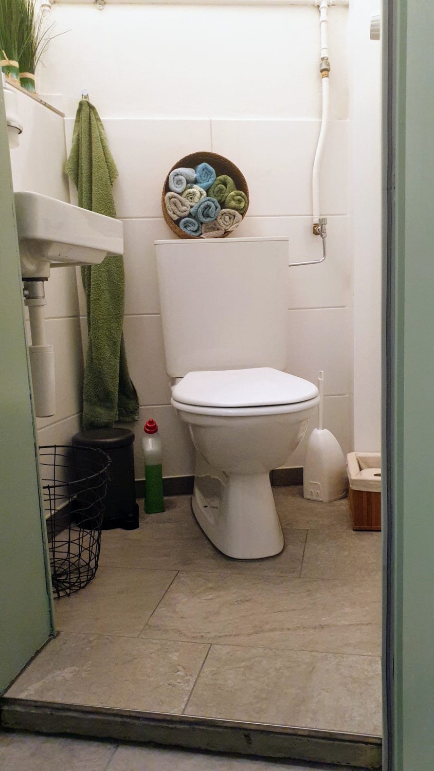 Studio de 30.45 m2 à louer selon accord. La pièce dispose d'une grande fenêtre donnant sur le jardin et fait partie de 3 studios au rez-de-chaussée. Le rez-de-chaussée a été entièrement aménagé en 2020 et est bien isolé. Chaque studio a accès à Internet aux frais du locataire., photo 4 sur 4