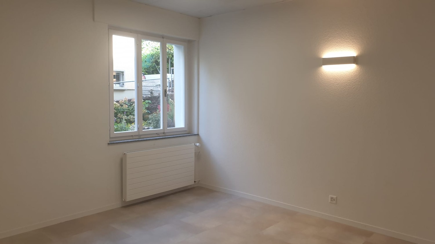 Studio de 30.45 m2 à louer selon accord. La pièce dispose d'une grande fenêtre donnant sur le jardin et fait partie de 3 studios au rez-de-chaussée. Le rez-de-chaussée a été entièrement aménagé en 2020 et est bien isolé. Chaque studio a accès à Internet aux frais du locataire., photo 1 sur 4