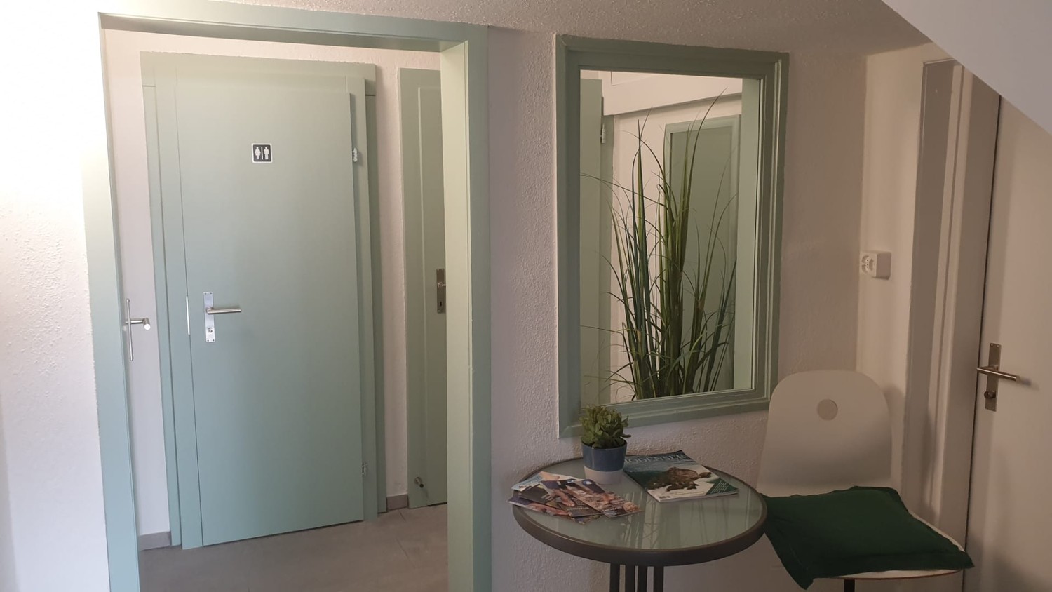 Studio de 30.45 m2 à louer selon accord. La pièce dispose d'une grande fenêtre donnant sur le jardin et fait partie de 3 studios au rez-de-chaussée. Le rez-de-chaussée a été entièrement aménagé en 2020 et est bien isolé. Chaque studio a accès à Internet aux frais du locataire., photo 2 sur 4