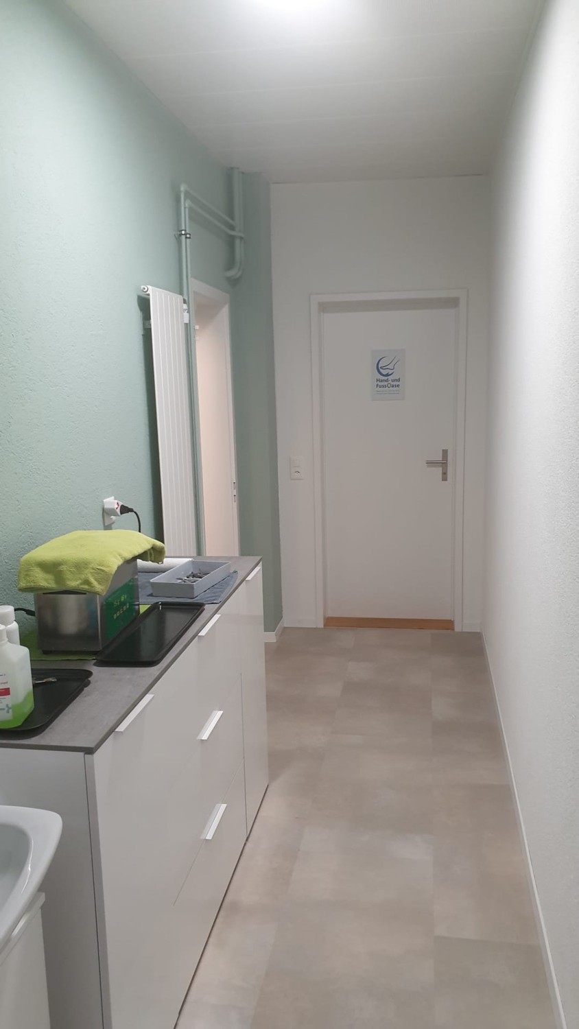 Studio de 30.45 m2 à louer selon accord. La pièce dispose d'une grande fenêtre donnant sur le jardin et fait partie de 3 studios au rez-de-chaussée. Le rez-de-chaussée a été entièrement aménagé en 2020 et est bien isolé. Chaque studio a accès à Internet aux frais du locataire., photo 3 sur 4