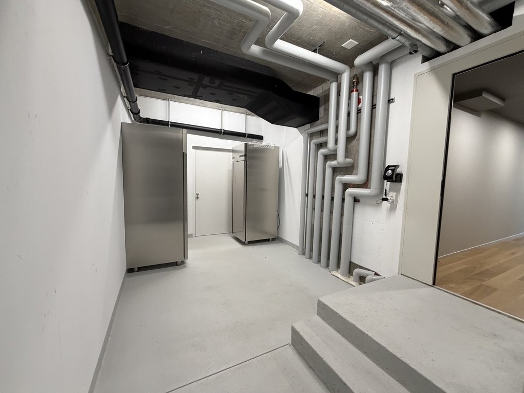 84m² shop