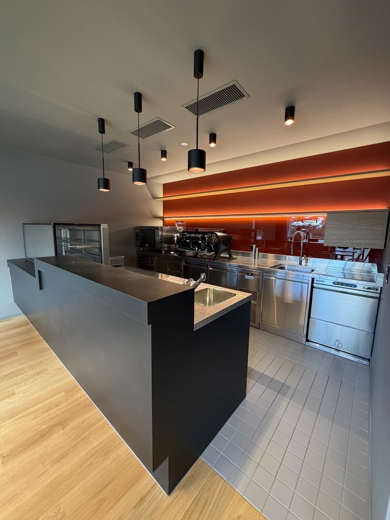 84m² shop