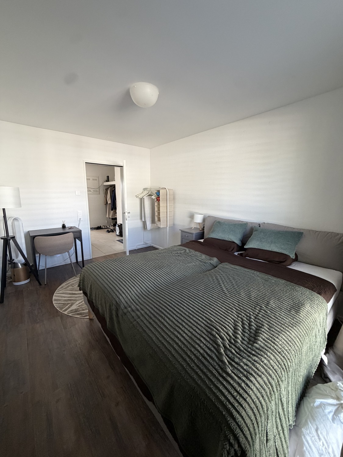 Chambre en colocation

Bonjour, tu es à la recherche d'une colocation agréable, chaleureuse et calme ? Alors tu es au bon endroit.
Je cherche une remplaçante ou un remplaçant pour notre colocation de pilotes (Flieger WG) au Balsberg.
Ici vivent déjà Maurice, 24 ans et Copi, ainsi que Laura, 23 ans e, photo 2 sur 7