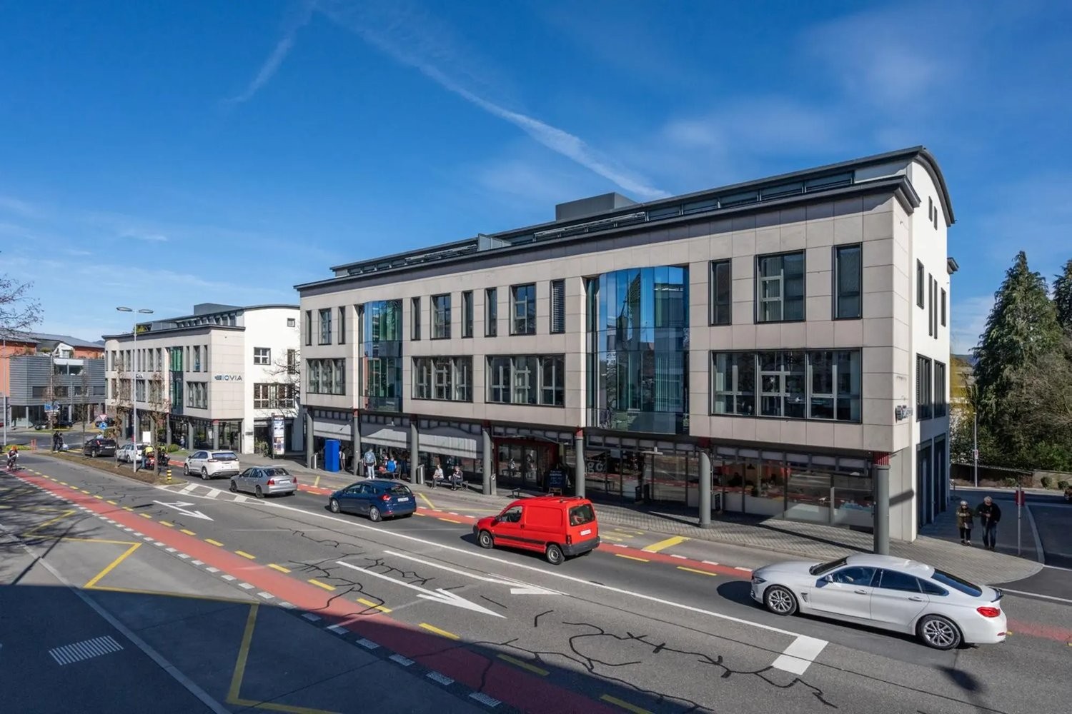 Place de parc souterrain

À louer immédiatement ou à convenir, nous proposons une place de stationnement dans un parking souterrain. La place est facilement accessible et convient idéalement à votre véhicule.

En cas d'intérêt, nous nous réjouissons de votre prise de contact.