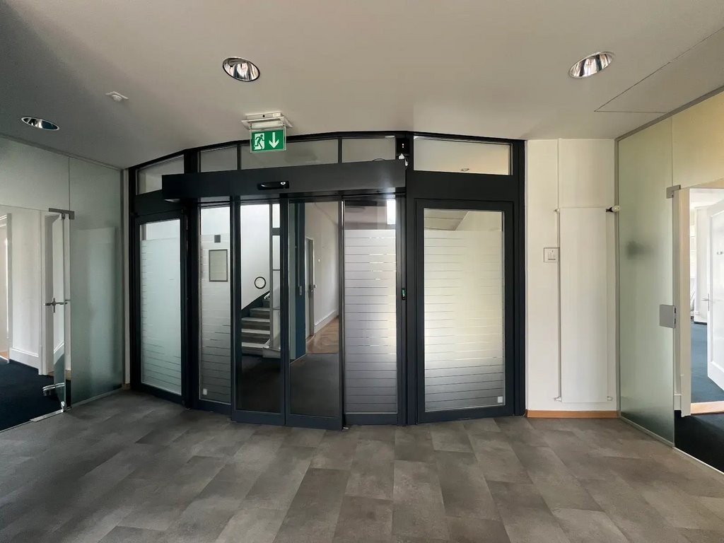 268m² office