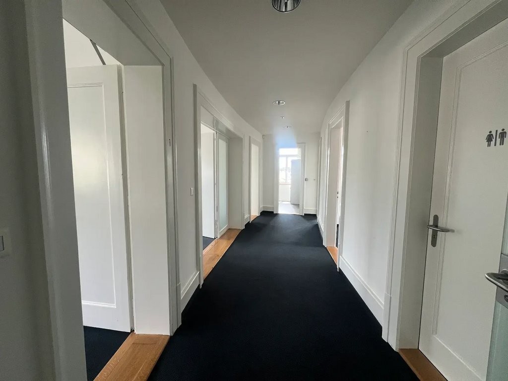 268m² office