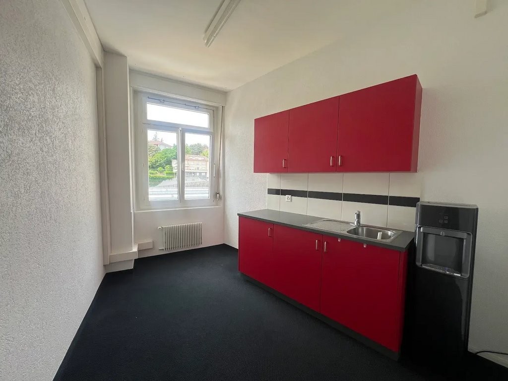 268m² office