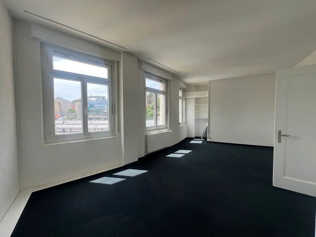 268m² office