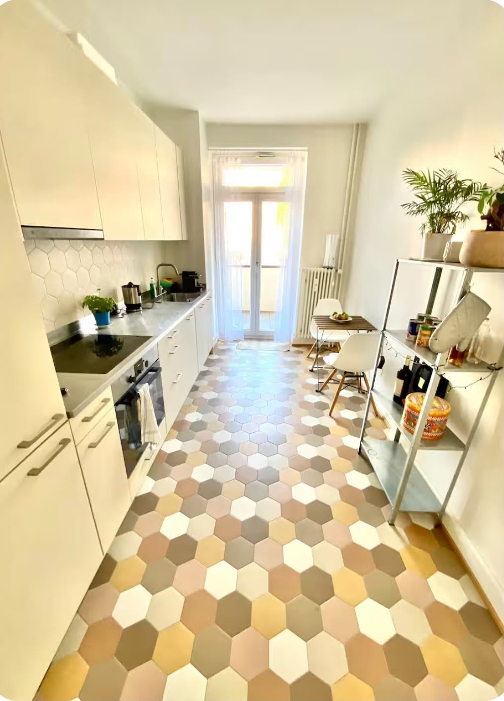 Appartement de 2 ½ pièces

Au cœur de Bâle.

L'appartement est situé au premier étage, avec un beau parquet en chevrons et de hauts plafonds. Des possibilités de shopping à proximité (Denner, Aldi et Coop Pronto) et les lignes de tram 11, 10, 15 et 16 passent juste au coin de la rue, se situe en out, photo 2 sur 6