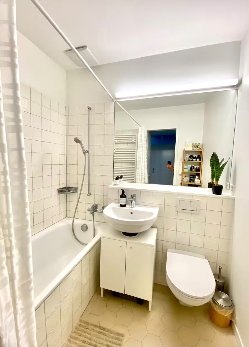 Appartement de 2 ½ pièces

Au cœur de Bâle.

L'appartement est situé au premier étage, avec un beau parquet en chevrons et de hauts plafonds. Des possibilités de shopping à proximité (Denner, Aldi et Coop Pronto) et les lignes de tram 11, 10, 15 et 16 passent juste au coin de la rue, se situe en out, photo 6 sur 6