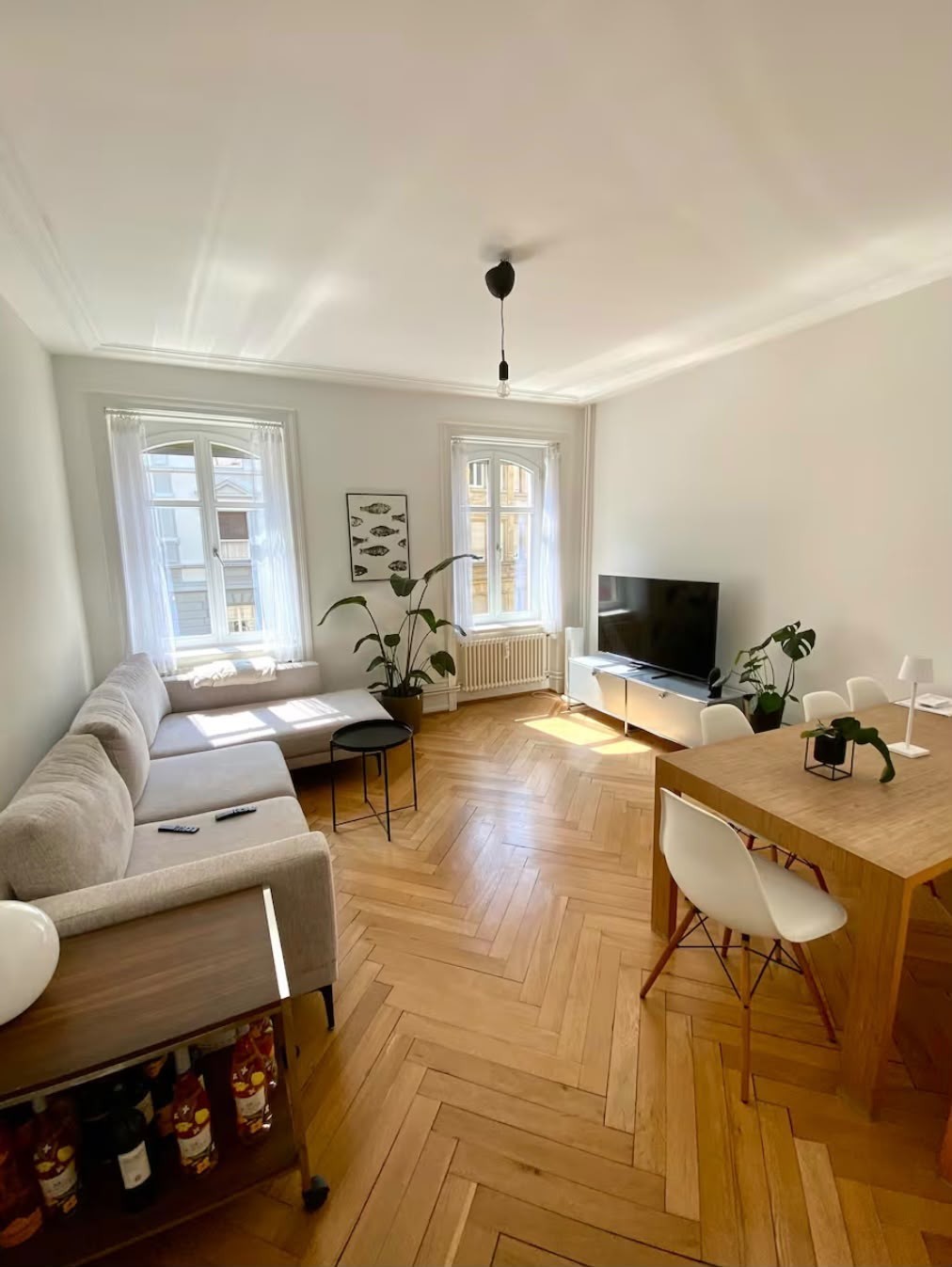 Appartement de 2 ½ pièces

Au cœur de Bâle.

L'appartement est situé au premier étage, avec un beau parquet en chevrons et de hauts plafonds. Des possibilités de shopping à proximité (Denner, Aldi et Coop Pronto) et les lignes de tram 11, 10, 15 et 16 passent juste au coin de la rue, se situe en out, photo 1 sur 6
