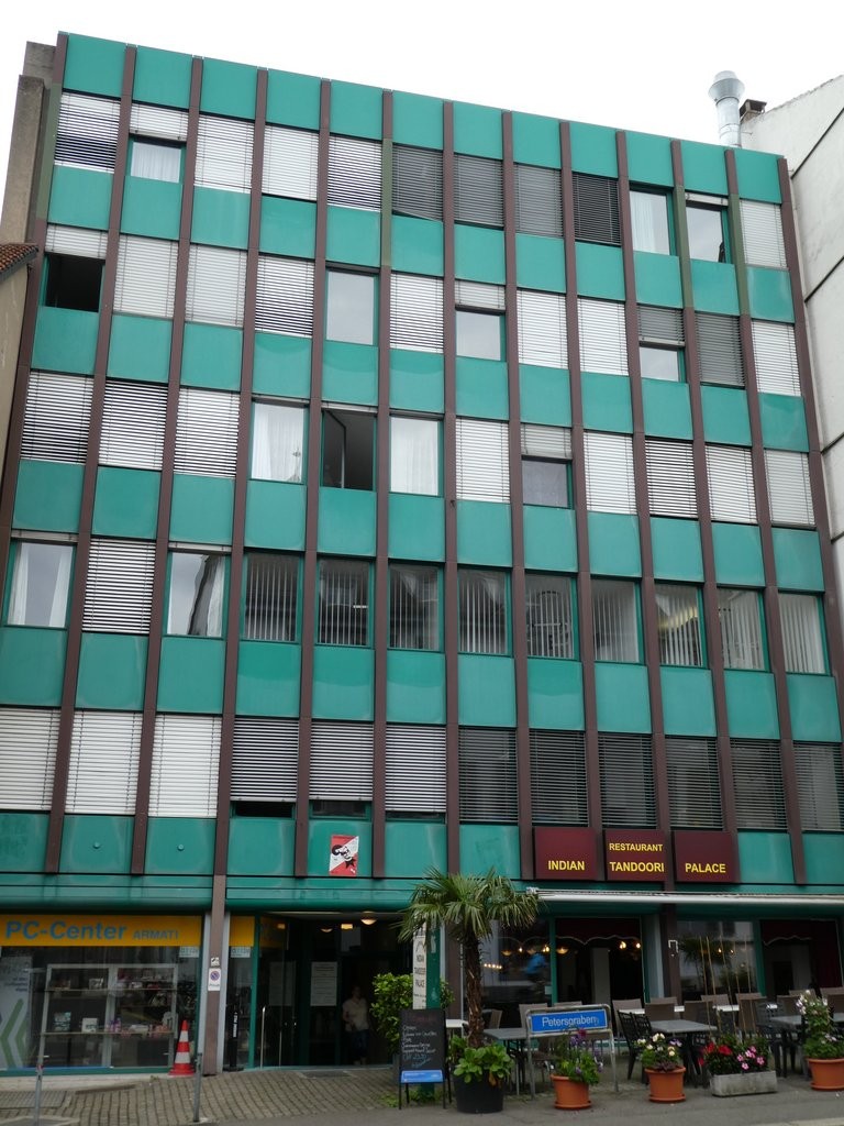 130m² shop, photo 1 sur 8