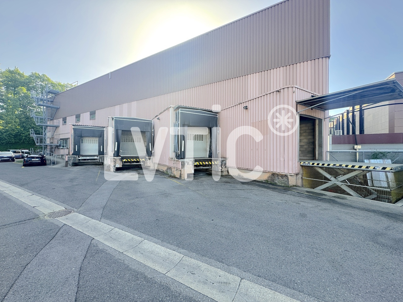 469m² storage room