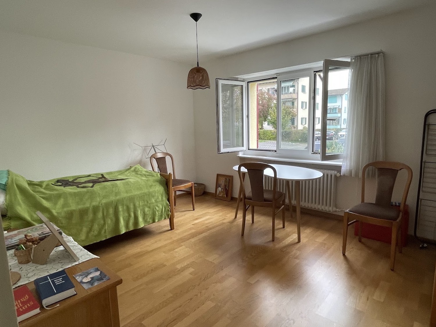 Appartement de 3 pièces

Une place de parc à CHF 30 ou un garage à CHF 120/Mt. peut être loué en complément, photo 3 sur 10