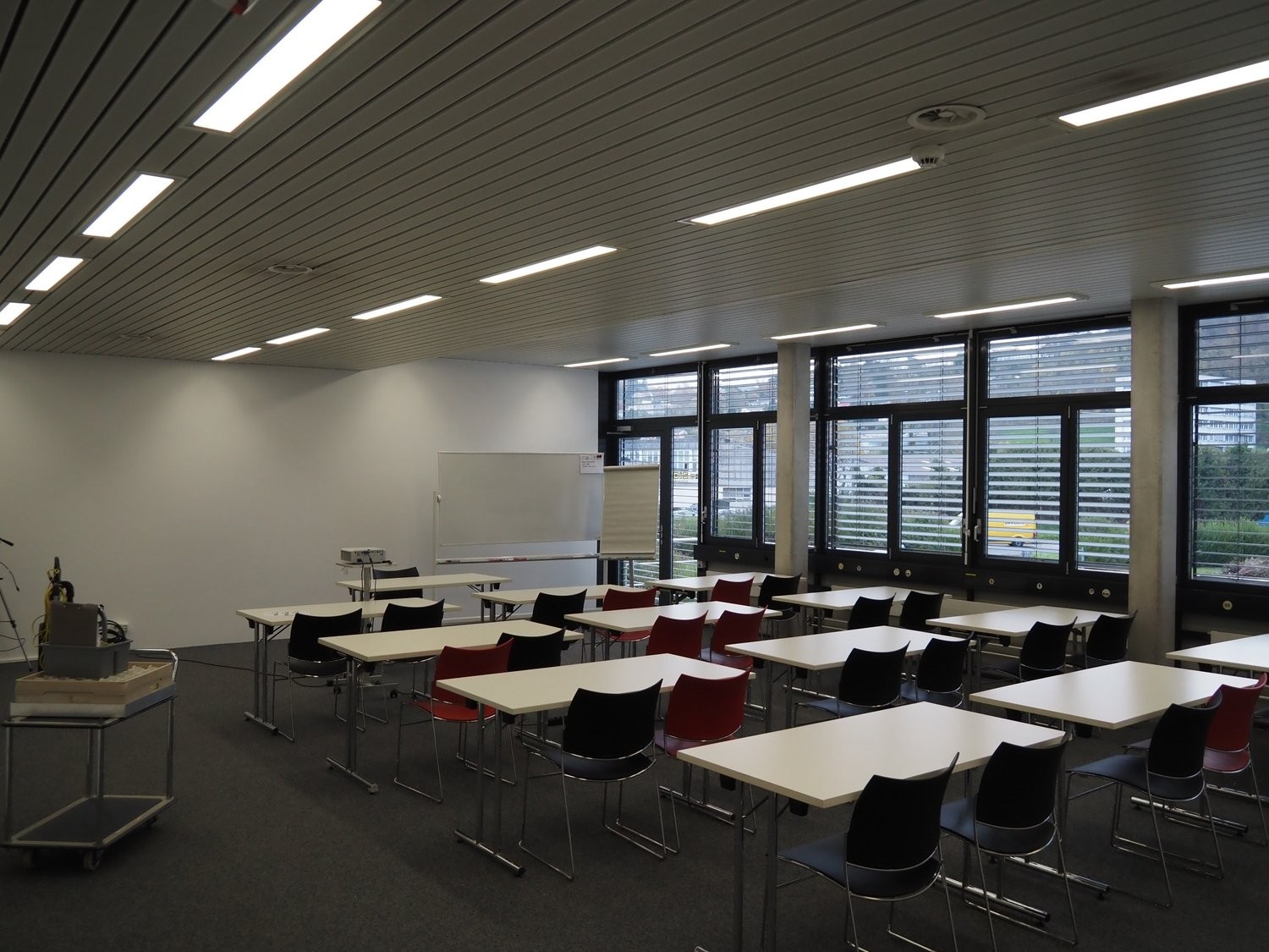 93m² office, photo 1 sur 2