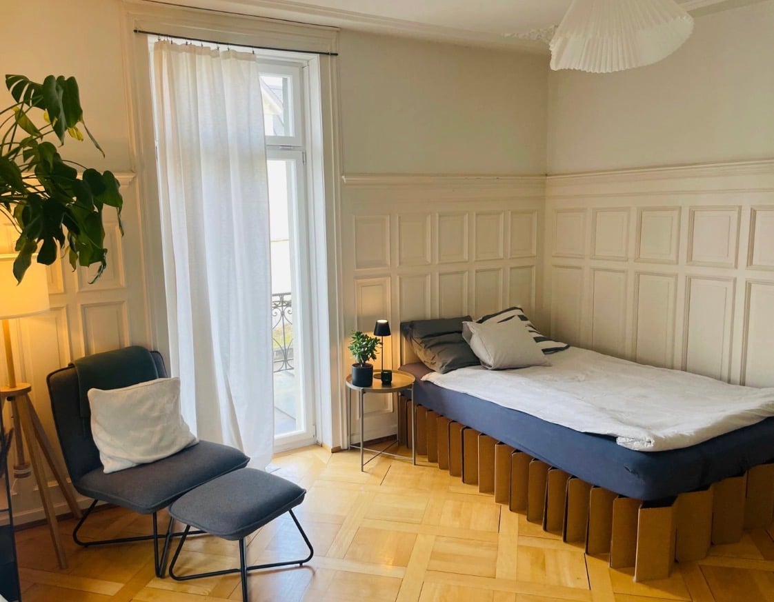 Chambre en colocation

À 5 minutes à pied de la gare de Winti, nous avons une chambre de libre dans notre petite oasis avec jardin.
Nous sommes 3 personnes (avec toi 4) âgées entre 36 et 47 ans - l'art, la culture, l'enthousiasme pour la musique, le plaisir de voyager, les arts martiaux, les sports , photo 3 sur 5